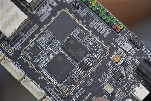 龍芯2K0300蜂鳥開發(fā)板圖賞 巴掌大小的國產(chǎn)計(jì)算平臺(tái)